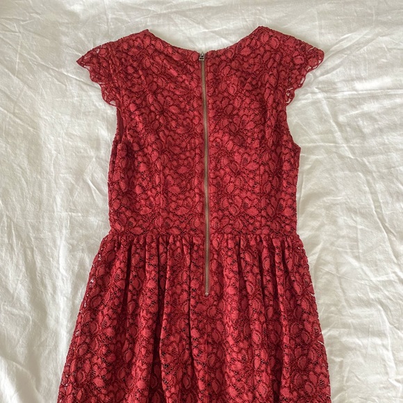 2/$60💛 CLOSET CLEAN OUT: Aritzia lace dress - Picture 3 of 9
